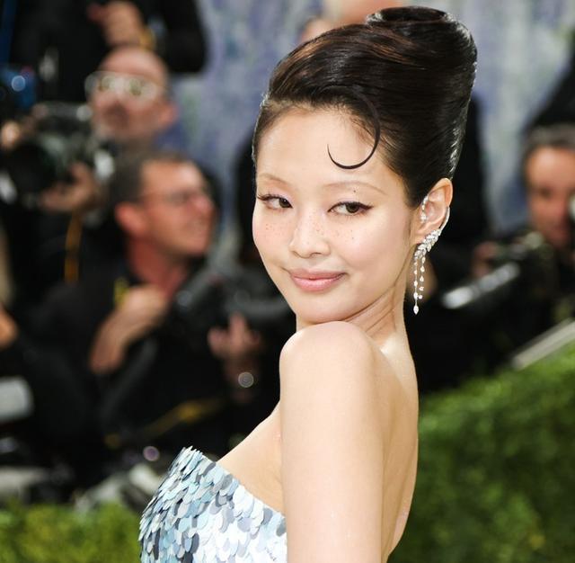 Jennie biểu diễn 18 ca khúc trên cương vị nghệ sĩ chính của Lollapalooza Chicago- Ảnh 3.