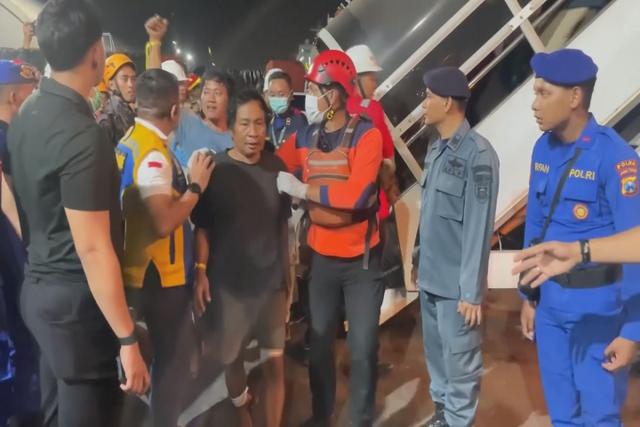 Indonesia: Nỗ lực tìm kiếm hàng chục người mất tích trong vụ cháy phà chở khách - Ảnh 1.