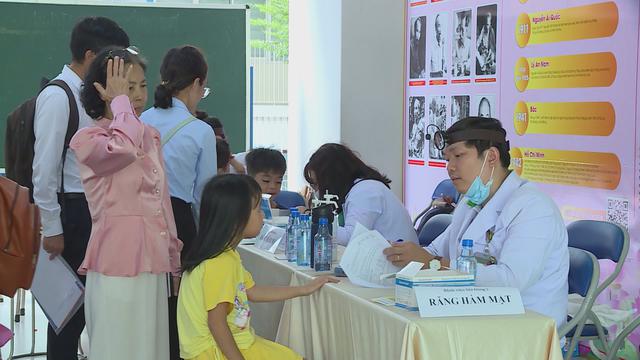 Khám sức khỏe học sinh trước năm học mới - Ảnh 4.