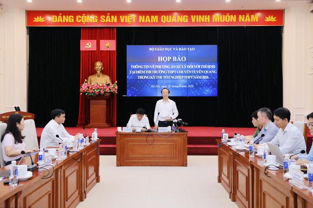 Bộ GD&ĐT: 328 thí sinh chuyên Tuyên Quang sẽ thi lại tất cả các môn tốt nghiệp - Ảnh 1.