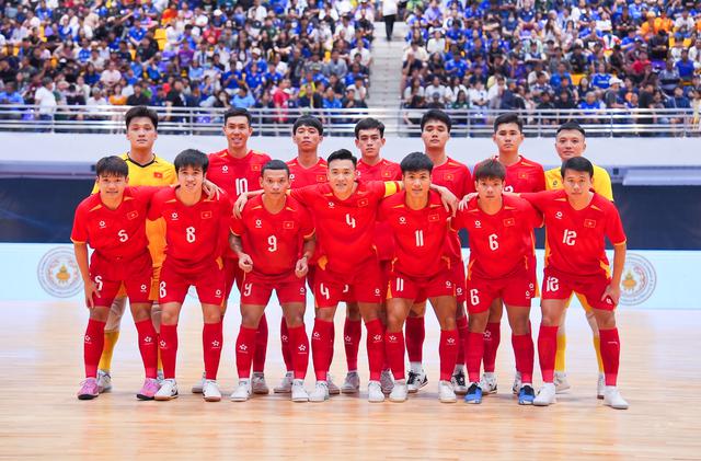 Đội tuyển futsal Việt Nam chia điểm Thái Lan sau màn rượt đuổi tỷ số nghẹt thở - Ảnh 1.