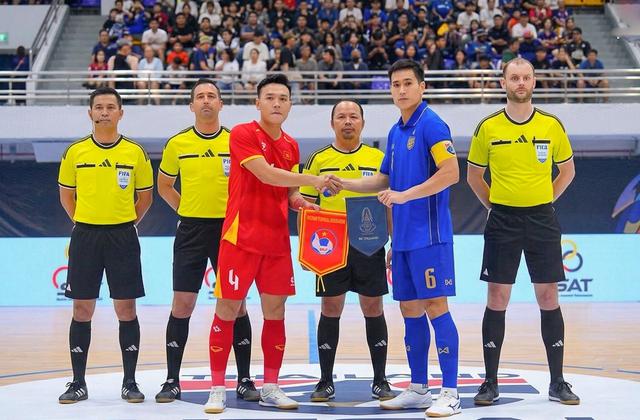 Đội tuyển futsal Việt Nam chia điểm Thái Lan sau màn rượt đuổi tỷ số nghẹt thở - Ảnh 3.