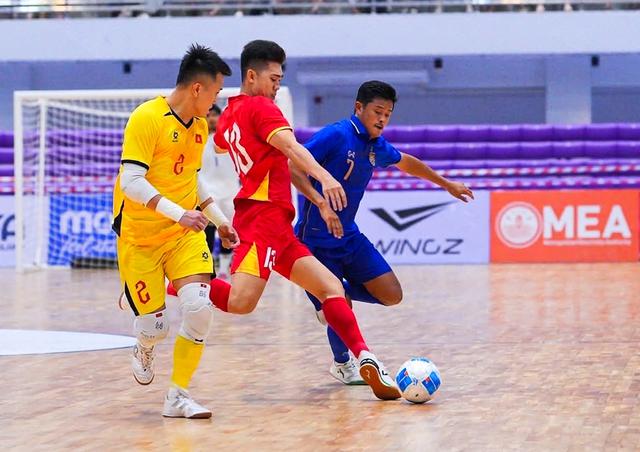 Đội tuyển futsal Việt Nam chia điểm Thái Lan sau màn rượt đuổi tỷ số nghẹt thở - Ảnh 4.