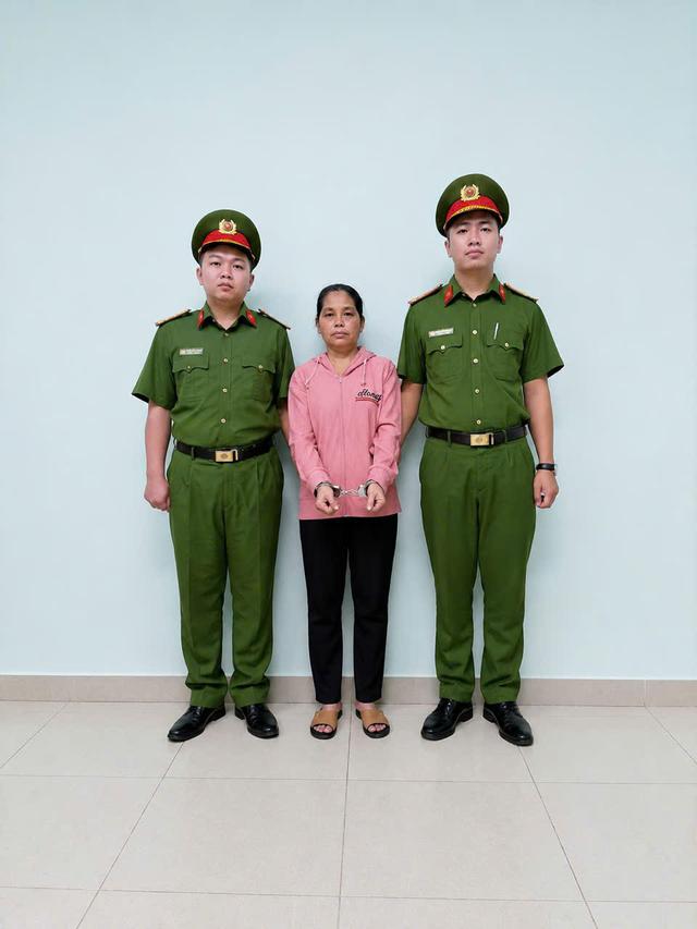 Bắt khẩn cấp bảo mẫu bạo hành trẻ em tại trường mầm non tư thục - Ảnh 1.