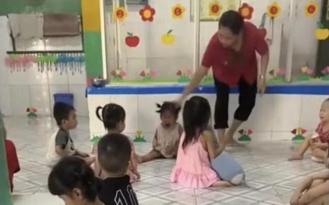 Bắt khẩn cấp bảo mẫu bạo hành trẻ em tại trường mầm non tư thục - Ảnh 2.