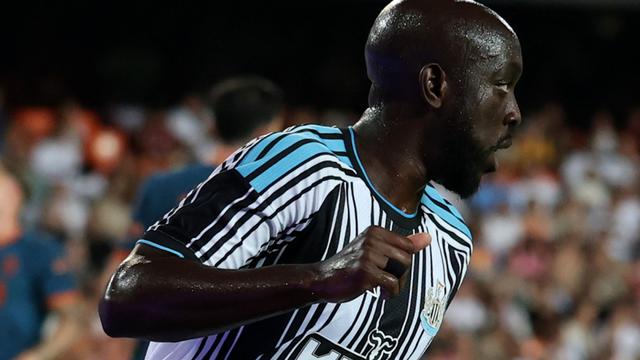 Newcastle ngược dòng hạ Valencia trong trận ra mắt của HLV Matthias Jaissle- Ảnh 2.