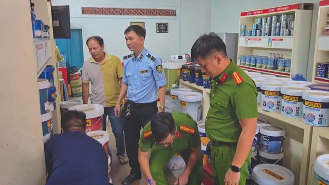 60 Giây Sáng ngày 17/9/2026 | Hà Tĩnh: Xử phạt người đàn ông lôi cả bệnh nhân đang nằm trên giường "đi bão" - Ảnh 3.