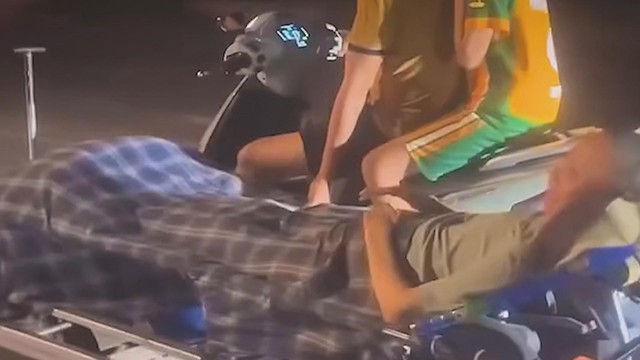 60 Giây Sáng ngày 17/9/2026 | Hà Tĩnh: Xử phạt người đàn ông lôi cả bệnh nhân đang nằm trên giường "đi bão" - Ảnh 1.