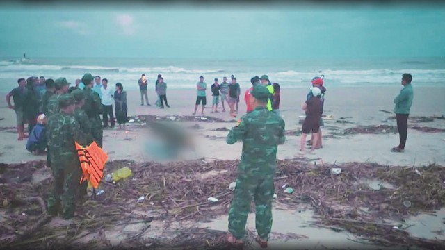 Quảng Trị: Tắm biển khi trời mưa, 5 học sinh bị cuốn trôi - Ảnh 2.