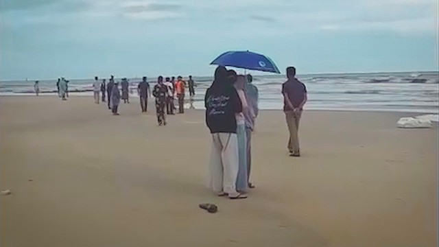 Quảng Trị: Tắm biển khi trời mưa, 5 học sinh bị cuốn trôi - Ảnh 1.