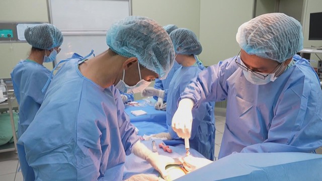 Ghép tế bào gốc từ người hiến 18 tháng tuổi cứu bệnh nhi suy tủy xương - Ảnh 1.