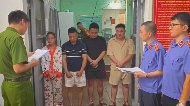 Quảng Ninh: Tạm giữ 4 người trong vụ nhóm khách nữ hành hung tài xế taxi - Ảnh 1.