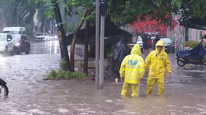Hà Nội: Hệ thống thoát nước quá tải do bão Bualoi - Ảnh 3.