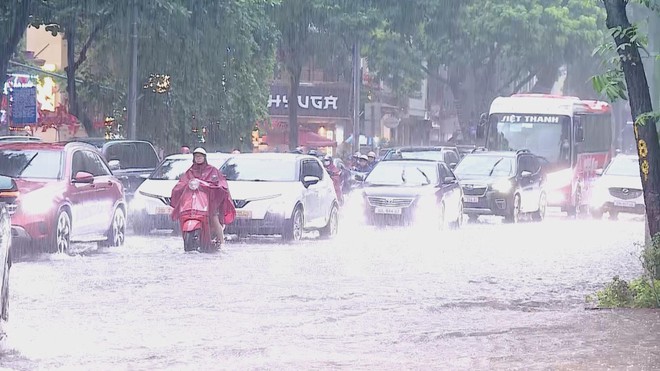 Hà Nội: Hệ thống thoát nước quá tải do bão Bualoi - Ảnh 1.