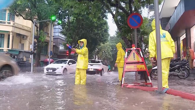Hà Nội: Hệ thống thoát nước quá tải do bão Bualoi - Ảnh 4.