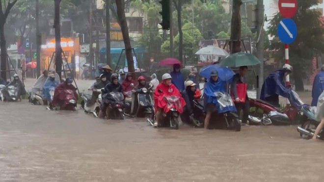Hà Nội: Hệ thống thoát nước quá tải do bão Bualoi - Ảnh 2.