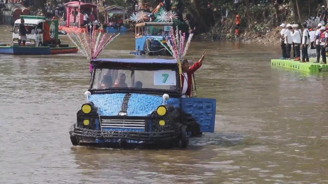 Indonesia: Diễu hành thuyền làm từ vật liệu tái chế - Ảnh 2.