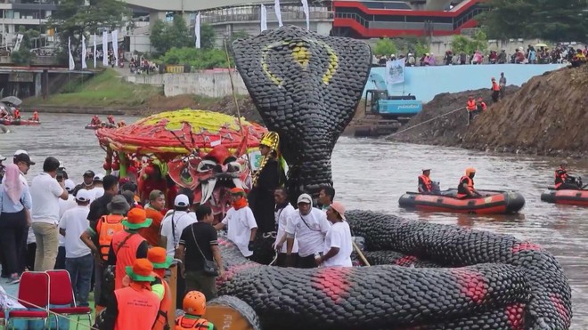Indonesia: Diễu hành thuyền làm từ vật liệu tái chế - Ảnh 4.