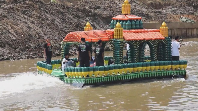 Indonesia: Diễu hành thuyền làm từ vật liệu tái chế - Ảnh 3.
