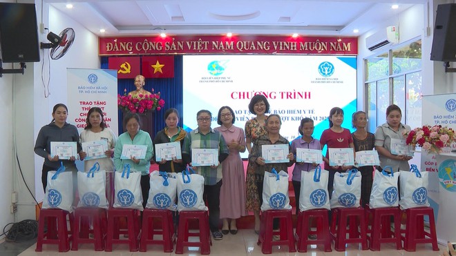 Trao tặng thẻ BHYT cho hội viên phụ nữ vượt khó - Ảnh 2.