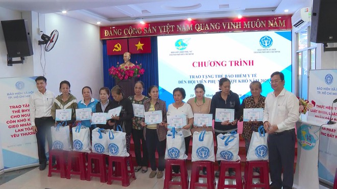 Trao tặng thẻ BHYT cho hội viên phụ nữ vượt khó - Ảnh 1.