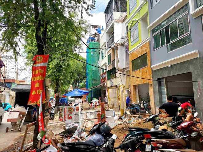 Người dân TP. Hồ Chí Minh tháo dỡ nhà bàn giao mặt bằng cho dự án cầu đường Nguyễn Khoái dài hơn 2,5km - Ảnh 4.