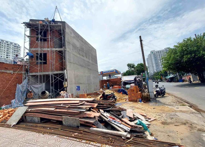 Người dân TP. Hồ Chí Minh tháo dỡ nhà bàn giao mặt bằng cho dự án cầu đường Nguyễn Khoái dài hơn 2,5km - Ảnh 6.