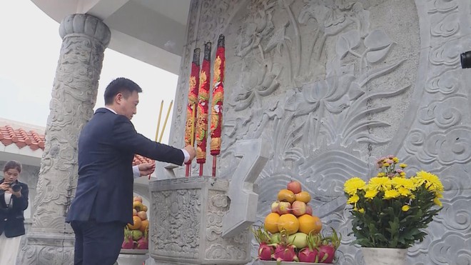 Đoàn đại biểu TP. Hồ Chí Minh dâng hương các anh hùng liệt sĩ - Ảnh 4.