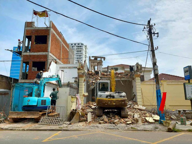 Người dân TP. Hồ Chí Minh tháo dỡ nhà bàn giao mặt bằng cho dự án cầu đường Nguyễn Khoái dài hơn 2,5km - Ảnh 2.