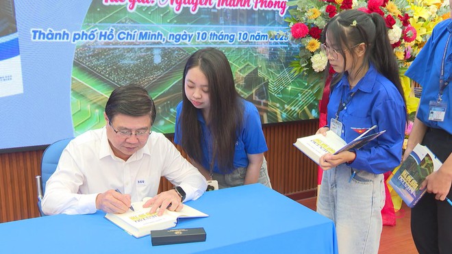 Ra mắt sách “Kiến tạo TP. Hồ Chí Minh thành siêu đô thị quốc tế: Năng động - Thông minh - Giàu bản sắc”- Ảnh 4.