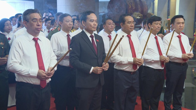 Đại biểu Đại hội Đảng bộ TP. Hồ Chí Minh dâng hương Vua Hùng, tham quan metro Bến Thành - Suối Tiên - Ảnh 1.