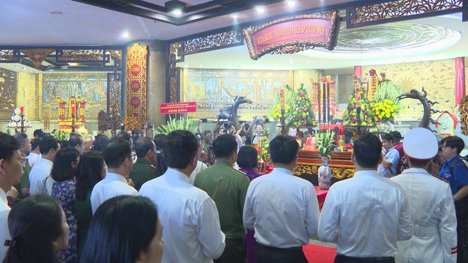 Đại biểu Đại hội Đảng bộ TP. Hồ Chí Minh dâng hương Vua Hùng, tham quan metro Bến Thành - Suối Tiên - Ảnh 3.