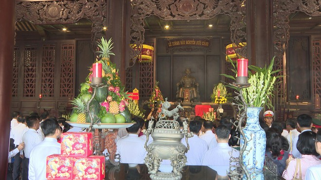 Đại biểu Đại hội Đảng bộ TP. Hồ Chí Minh dâng hương Vua Hùng, tham quan metro Bến Thành - Suối Tiên - Ảnh 2.