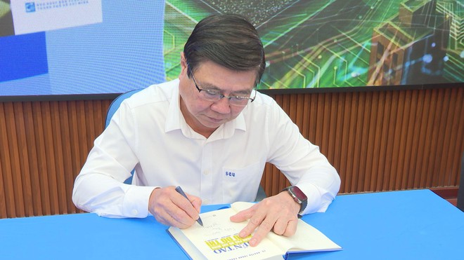 Ra mắt sách “Kiến tạo TP. Hồ Chí Minh thành siêu đô thị quốc tế: Năng động - Thông minh - Giàu bản sắc”- Ảnh 6.