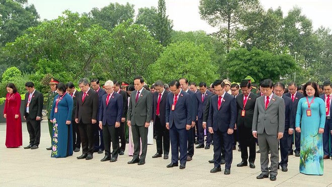 Đoàn đại biểu dự Đại hội đại biểu Đảng bộ TP. Hồ Chí Minh lần thứ I dâng hương các anh hùng liệt sĩ - Ảnh 1.