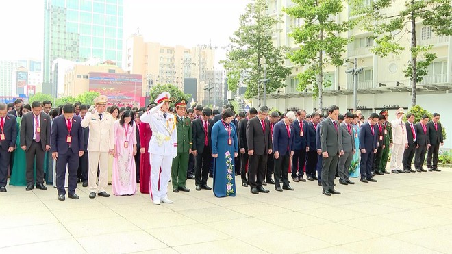 Đoàn đại biểu dự Đại hội đại biểu Đảng bộ TP. Hồ Chí Minh lần thứ I dâng hương các anh hùng liệt sĩ - Ảnh 5.