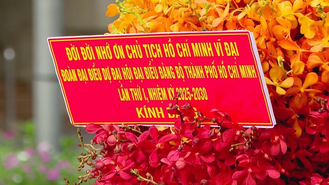 Đoàn đại biểu dự Đại hội đại biểu Đảng bộ TP. Hồ Chí Minh lần thứ I dâng hương các anh hùng liệt sĩ - Ảnh 6.