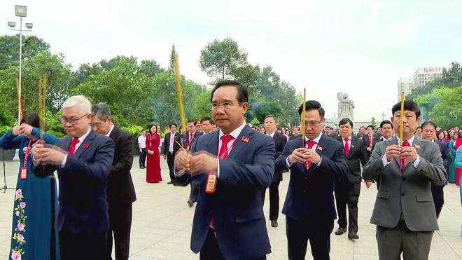 Đoàn đại biểu dự Đại hội đại biểu Đảng bộ TP. Hồ Chí Minh lần thứ I dâng hương các anh hùng liệt sĩ - Ảnh 3.