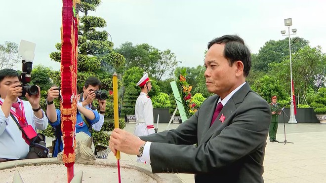 Đoàn đại biểu dự Đại hội đại biểu Đảng bộ TP. Hồ Chí Minh lần thứ I dâng hương các anh hùng liệt sĩ - Ảnh 2.