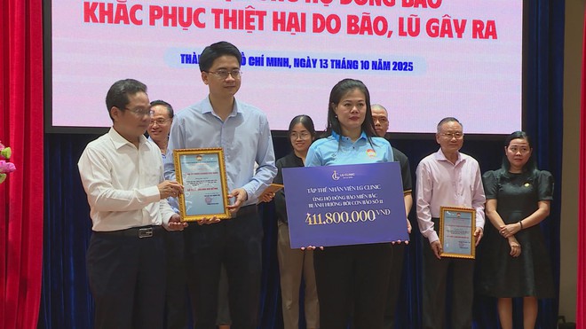 TP. Hồ Chí Minh tiếp nhận ủng hộ và khẩn trương chuyển hơn 67 tỷ đồng cho 13 tỉnh vùng lũ- Ảnh 4.