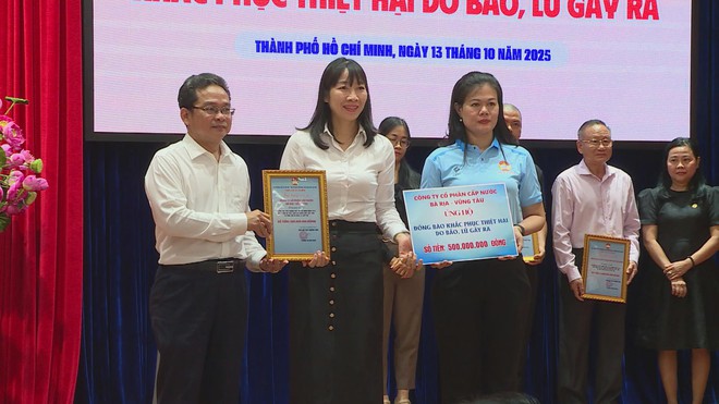 TP. Hồ Chí Minh tiếp nhận ủng hộ và khẩn trương chuyển hơn 67 tỷ đồng cho 13 tỉnh vùng lũ- Ảnh 3.