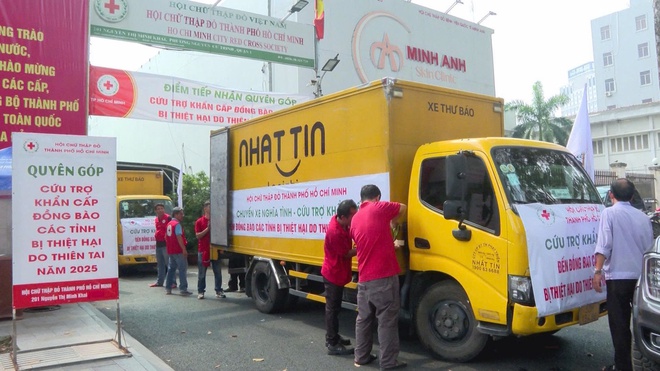 Người dân TP. Hồ Chí Minh chung tay hướng về đồng bào bị ảnh hưởng bão lũ - Ảnh 4.