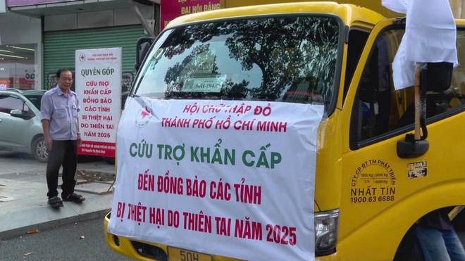 Người dân TP. Hồ Chí Minh chung tay hướng về đồng bào bị ảnh hưởng bão lũ - Ảnh 3.