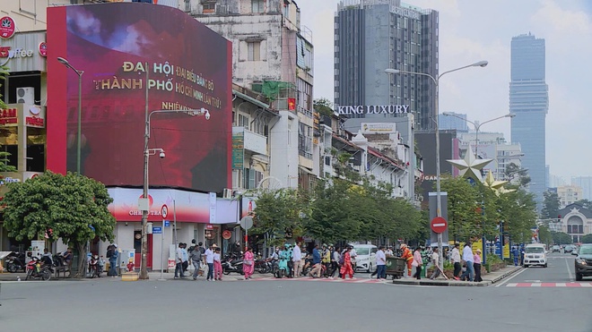 TP. Hồ Chí Minh rực rỡ cờ hoa, sẵn sàng cho Đại hội Đảng bộ Thành phố lần thứ I- Ảnh 2. TP. Hồ Chí Minh rực rỡ cờ hoa, sẵn sàng cho Đại hội Đảng bộ Thành phố lần thứ I- Ảnh 2.