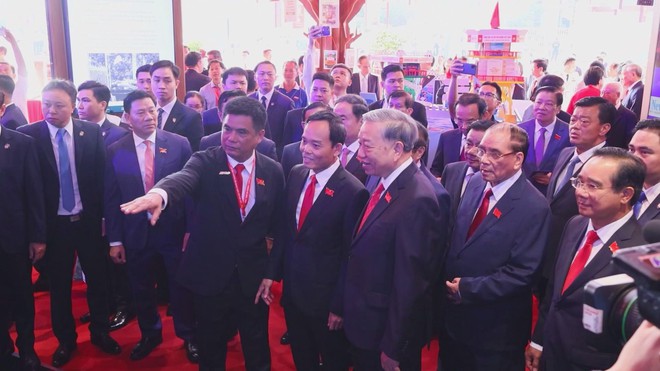 Tổng Bí thư Tô Lâm tham quan không gian triển lãm "Tháp Đa Truyền thông HTV" - Ảnh 3.