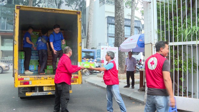 TP. Hồ Chí Minh tiếp sức đồng bào vùng thiên tai - Ảnh 2.