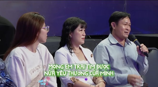 Anh trai bật khóc vì thương em hiếu thảo - Ảnh 8.