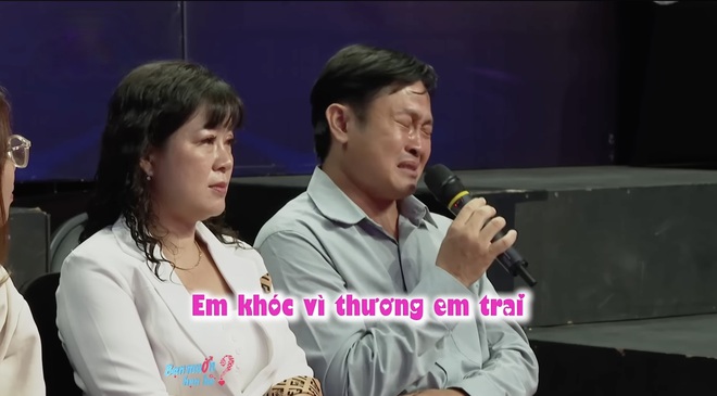 Anh trai bật khóc vì thương em hiếu thảo - Ảnh 7.