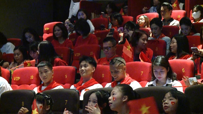 Bộ phim “Tổ Quốc Trong Tim: The Concert Film” chính thức ra mắt - Ảnh 14.