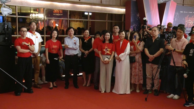 Bộ phim “Tổ Quốc Trong Tim: The Concert Film” chính thức ra mắt - Ảnh 2.